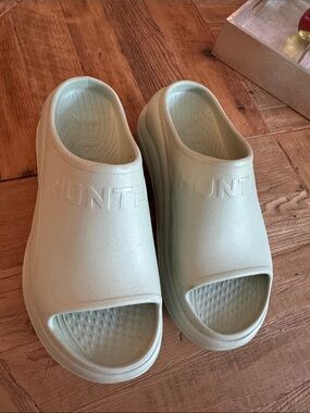 Hunter platform slides, light green, size 8